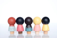 Load image into Gallery viewer, Kokeshi Friendship dolls set of 5